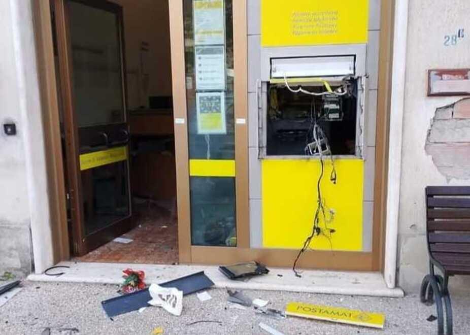 I danni all’ufficio postale di Saline provocati dall’esplosione del bancomat