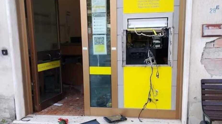 I danni all’ufficio postale di Saline provocati dall’esplosione del bancomat