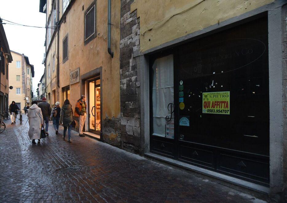 Un fondo commerciale sfitto nella centrale via Fillungo (foto SernacchiolIi)