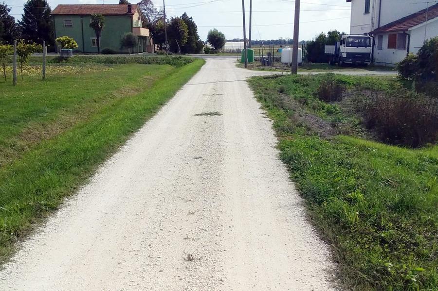 Volania, residenti infuriati per la Poderale: «Piena di buche e pericolosa»