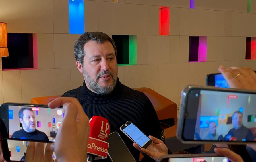 I big nazionali si sfidano a Cagliari, Giuseppe Conte e Matteo Salvini tra selfie e frecciate