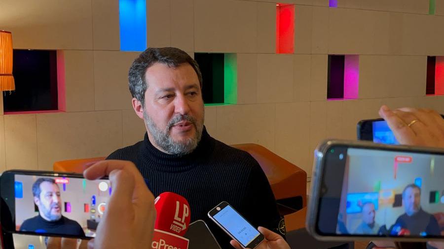 I big nazionali si sfidano a Cagliari, Giuseppe Conte e Matteo Salvini tra selfie e frecciate