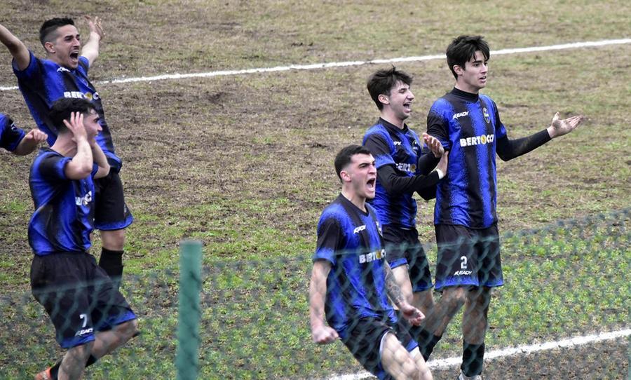 
	I nerazzurri festeggiano dopo un gol (Foto Paolo Barlettani)

