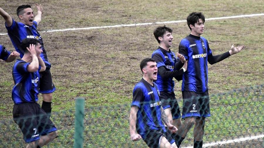 I nerazzurri festeggiano dopo un gol (Foto Paolo Barlettani)