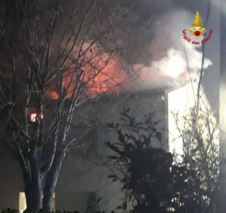 Il proprietario sente dei rumori e pensa ai ladri ma è un incendio