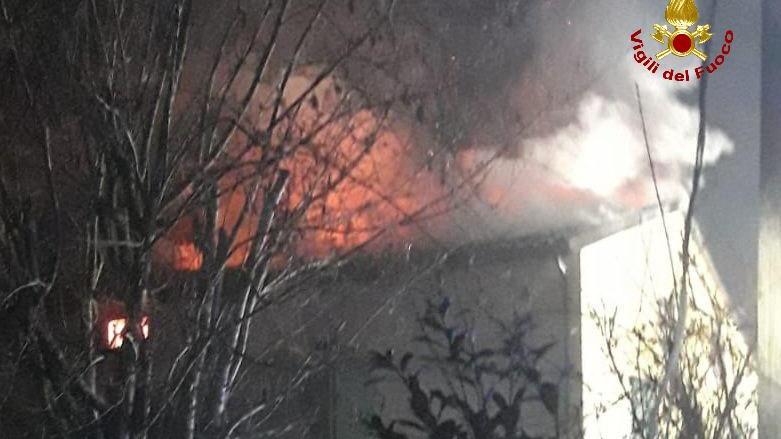 Il proprietario sente dei rumori e pensa ai ladri ma è un incendio
