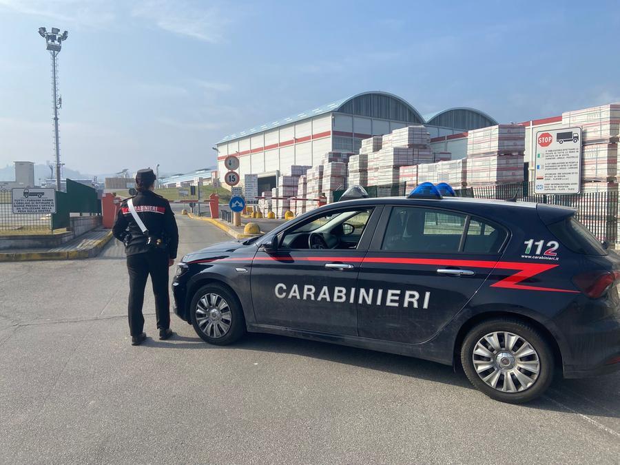Un cittadino a passeggio con il cane vede il fuoco alla Casalgrande Padana