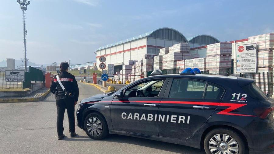 Un cittadino a passeggio con il cane vede il fuoco alla Casalgrande Padana