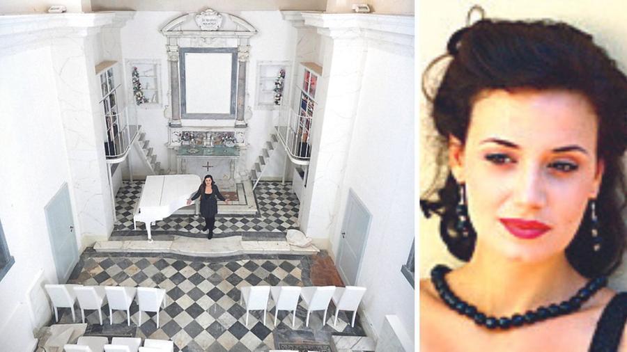 
	L'auditorium della Cappella Scafurno&nbsp;dove un tempo si celebravano messe, a destra la cantante lirica Maria Salvini

