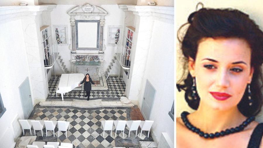 L'auditorium della Cappella Scafurno dove un tempo si celebravano messe, a destra la cantante lirica Maria Salvini