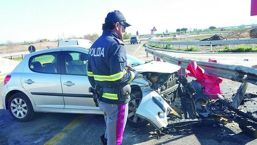 Orbetello, frontale contro il guardrail sull'Aurelia: quarto schianto in poche settimane<br>