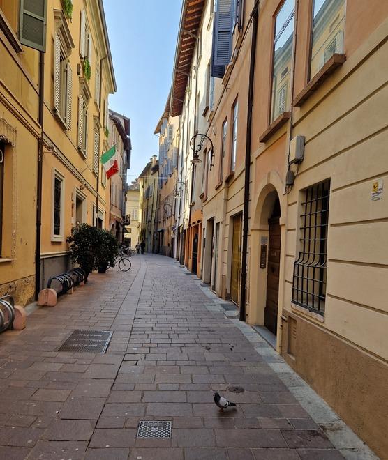 Troppe saracinesche chiuse nell’ex strada della moda