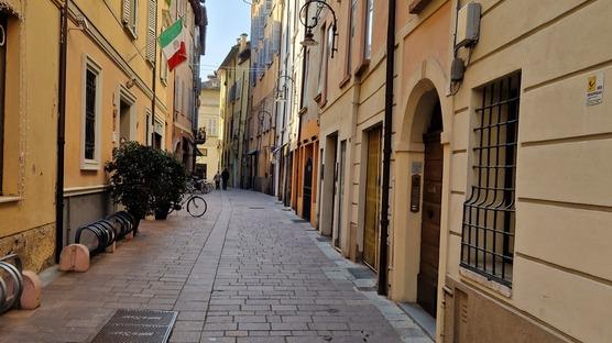 Troppe saracinesche chiuse nell’ex strada della moda