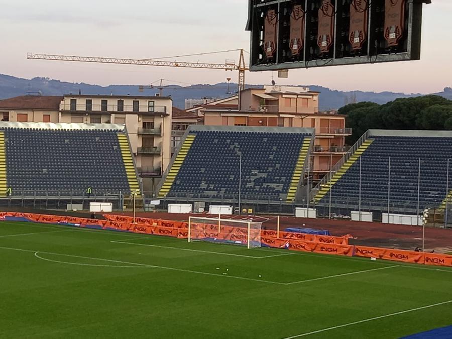 
	I "buchi" lasciati dai tifosi viola in Curva sud

