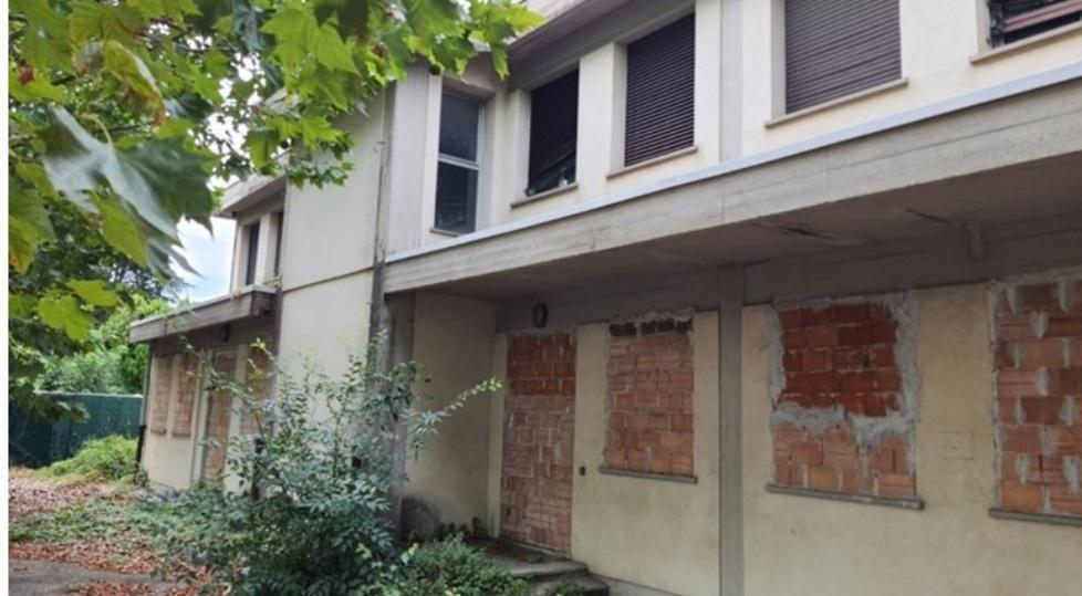 L'edificio oggi murato e in abbandono che dovrà essere ristrutturato e riqualificato per essere trasformato in una casa di comunità dedicata alla cura delle dipendenze