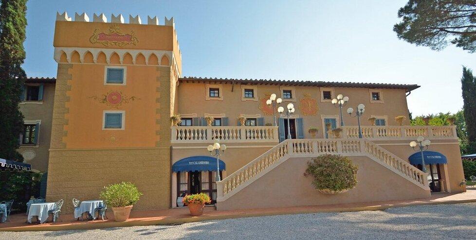 La facciata dell’immobile principale dell’ex hotel Calamidoro a Calcinaia