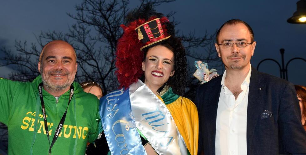 Da sinistra Luciano La Ganga, presidente del rione Senzuno, Chiara Pinzaferri e il sindaco Andrea Benini (Foto Giorgio)