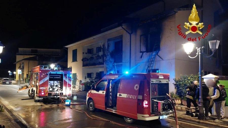 L'intervento dei vigili del fuoco nella notte a Porto Azzurro