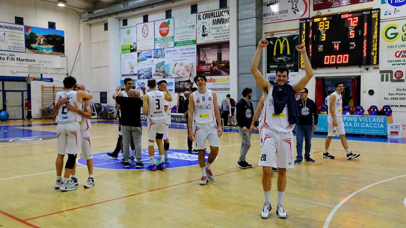 
	I giocatori della Swag Cecina festeggiano dopo la sirena finale (foto Michele Falorni/Silvi)

