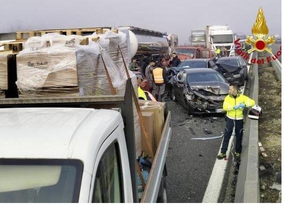 Reggio Emilia, la nebbia fitta provoca problemi sulle strade