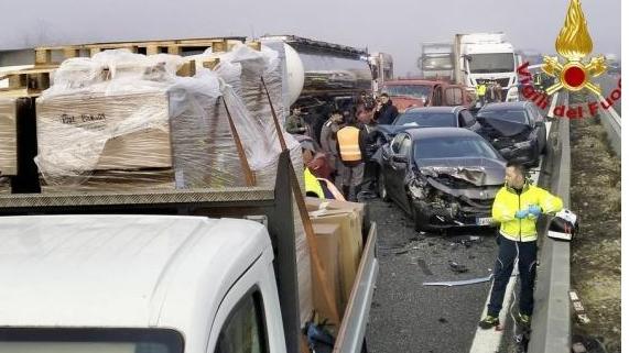 Reggio Emilia, la nebbia fitta provoca problemi sulle strade