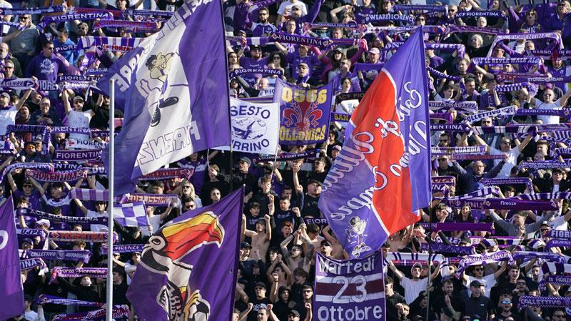 A sinistra un primo piano dei tifosi dell’Empoli. A destra quelli della Fiorentina