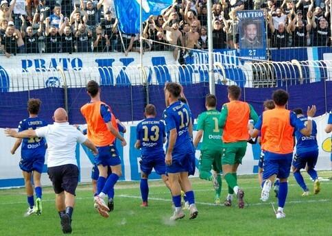 L’esultanza dei giocatori del Prato dopo la vittoria sulla Sammaurese all’andata (archivio)