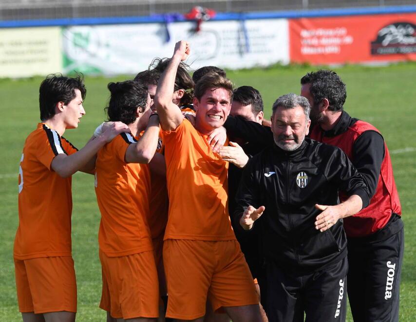 Del Nero esulta con la squadra dopo il 3-0 (foto Cuffaro)