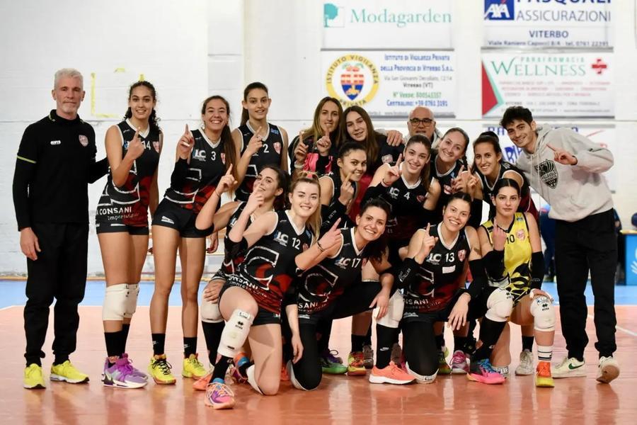 
	La formazione della Luca Consani Grosseto in festa dopo la vittoria nello scontro con una diretta concorrente per la salvezza nel girone di serie B2

