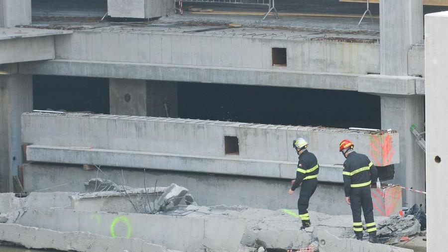 Continuano le ricerche dell'ultimo operaio disperso nel cantiere di via Mariti