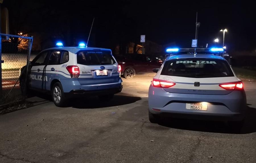 Modena, cerca di rubare un computer e di mordere un poliziotto: 33enne arrestato ed espulso