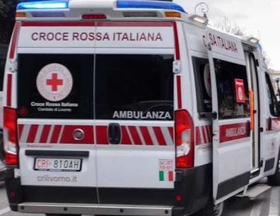 Infortunio sul lavoro a Guasticce, chiodo conficcato nel ginocchio di un operaio