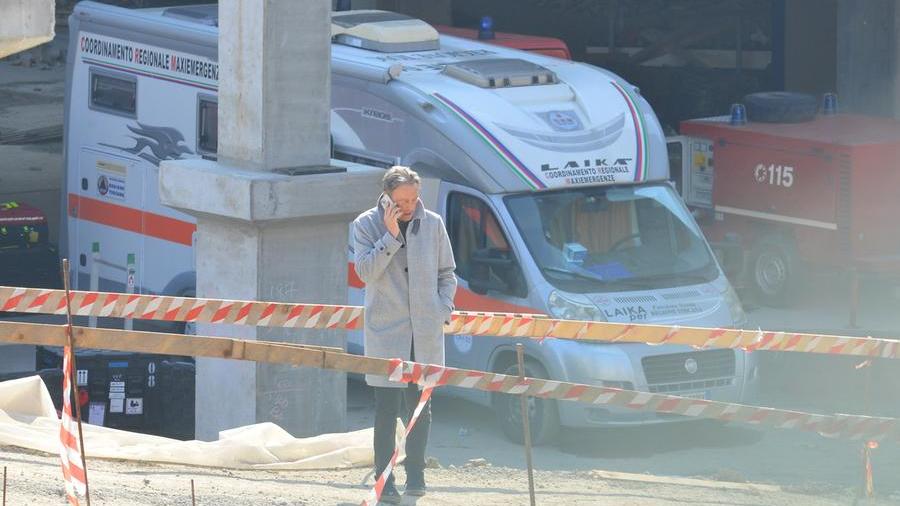 Il direttore del Dipartimento prevenzione della Asl Toscana centro, Renzo Berti, durante il sopralluogo nel cantiere