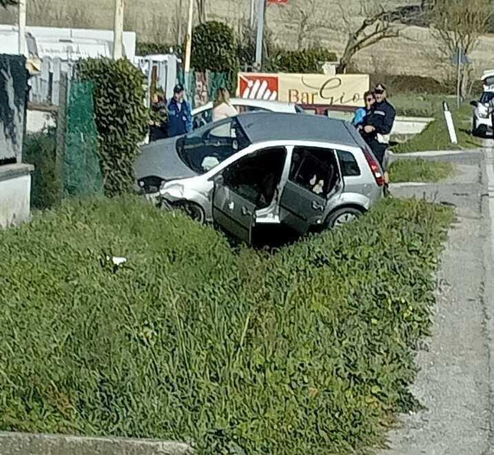 Livorno, colpisce un'auto e finisce nel fosso: paura in via delle Sorgenti – Video