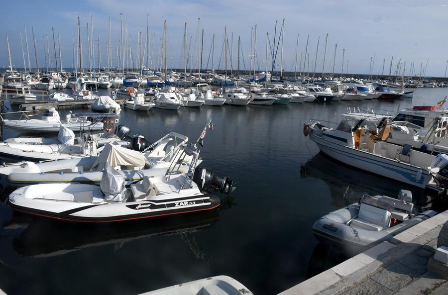 
	Il porto turistico di Torregrande

