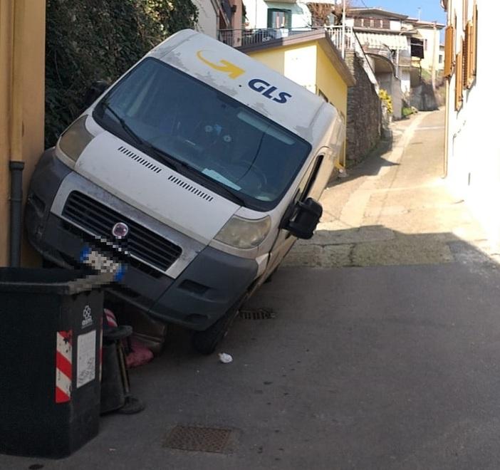 Prato, grave corriere travolto dal suo furgone: portato con l'elicottero a Careggi<br>
