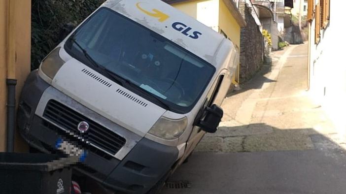 Prato, grave corriere travolto dal suo furgone: portato con l'elicottero a Careggi<br>