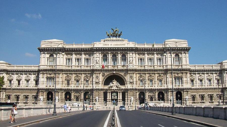 Lucca, medico chiede 840mila euro di danni per mobbing: terzo no dei giudici