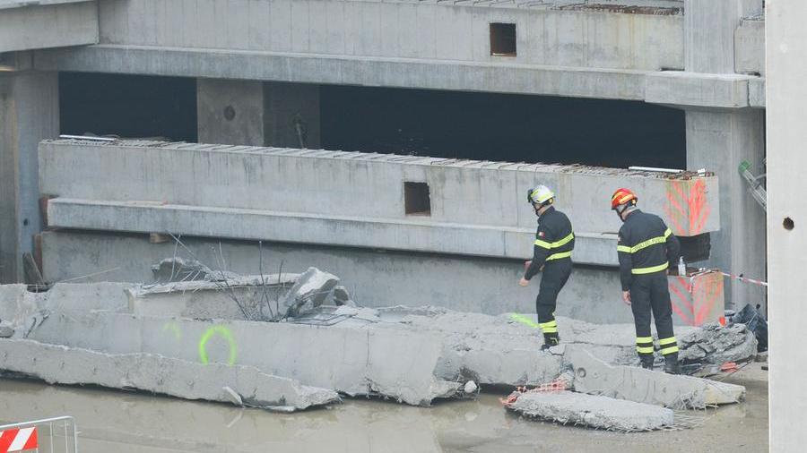 Morti nel cantiere Esselunga, perché la trave è crollata? S'indaga sul fissaggio: ecco cosa potrebbe essere successo