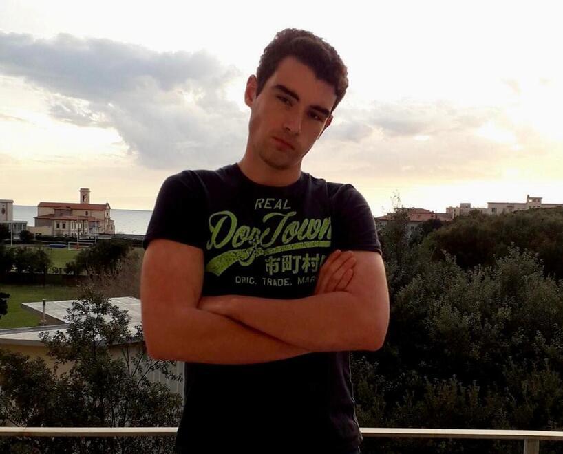 Cadde sul vetro, Diego sta meglio: «Ero a terra ricoperto di sangue»