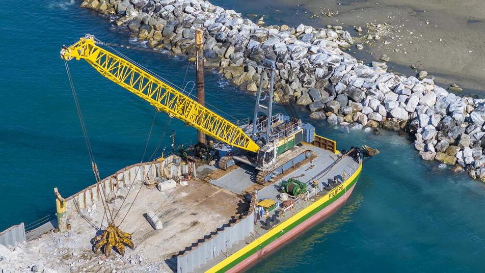 Spiagge di ghiaia a Marina di Pisa, pronto lo studio: «Dovranno essere più alte e ampie»