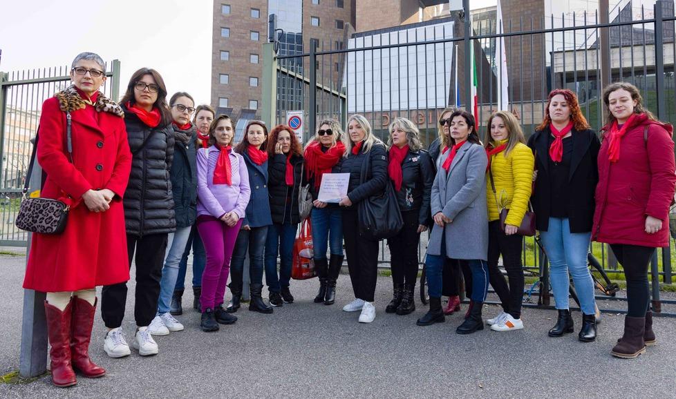Empoli, le infermiere spiate sotto la doccia ci mettono la faccia: «Si sono divertiti a vederci nude dopo turni spesso massacranti»