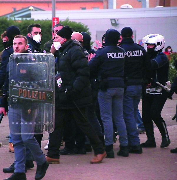 Sono quattro i tifosi della Reggiana alla sbarra per la rissa ai Petali