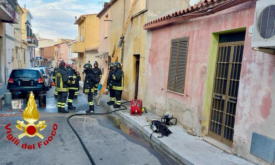 Olbia, in fiamme un appartamento abbandonato nel centro città