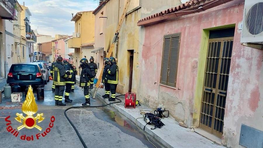 Olbia, in fiamme un appartamento abbandonato nel centro città