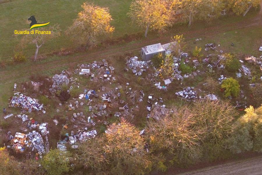 Rifiuti pericolosi abbandonati, trovata discarica abusiva a Copparo