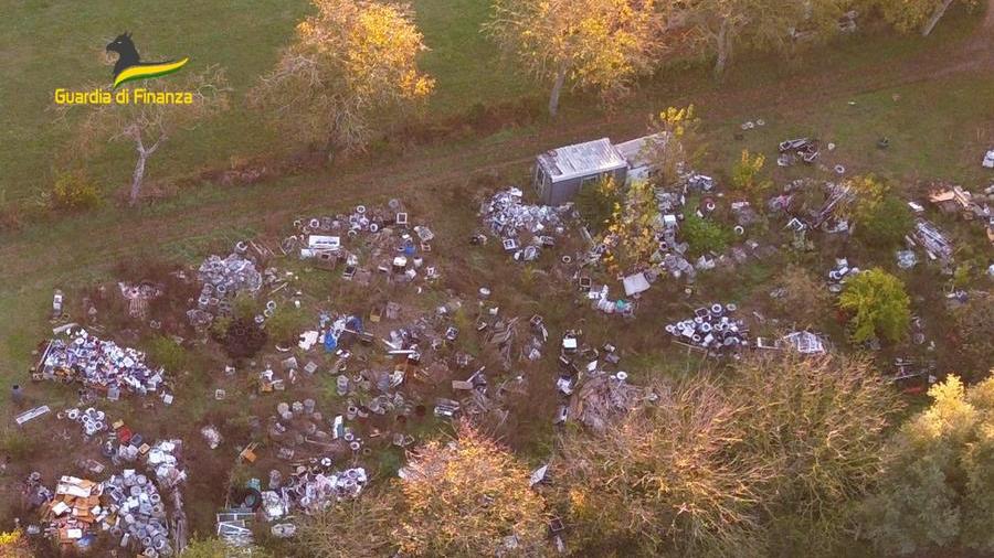Rifiuti pericolosi abbandonati, trovata discarica abusiva a Copparo