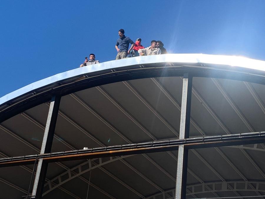 Pietrasanta, operai senza stipendio salgono sul tetto di un capannone – Video