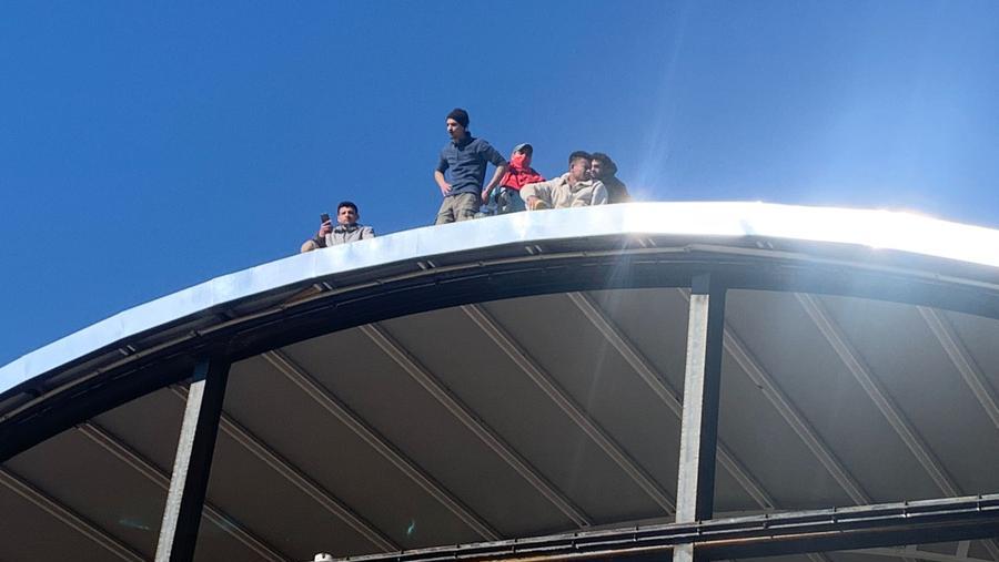 Pietrasanta, operai senza stipendio salgono sul tetto di un capannone – Video