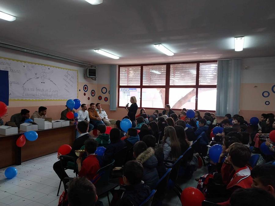 Sassari, nella scuola primaria di via Duca degli Abruzzi festa rossoblù con una delegazione della Torres